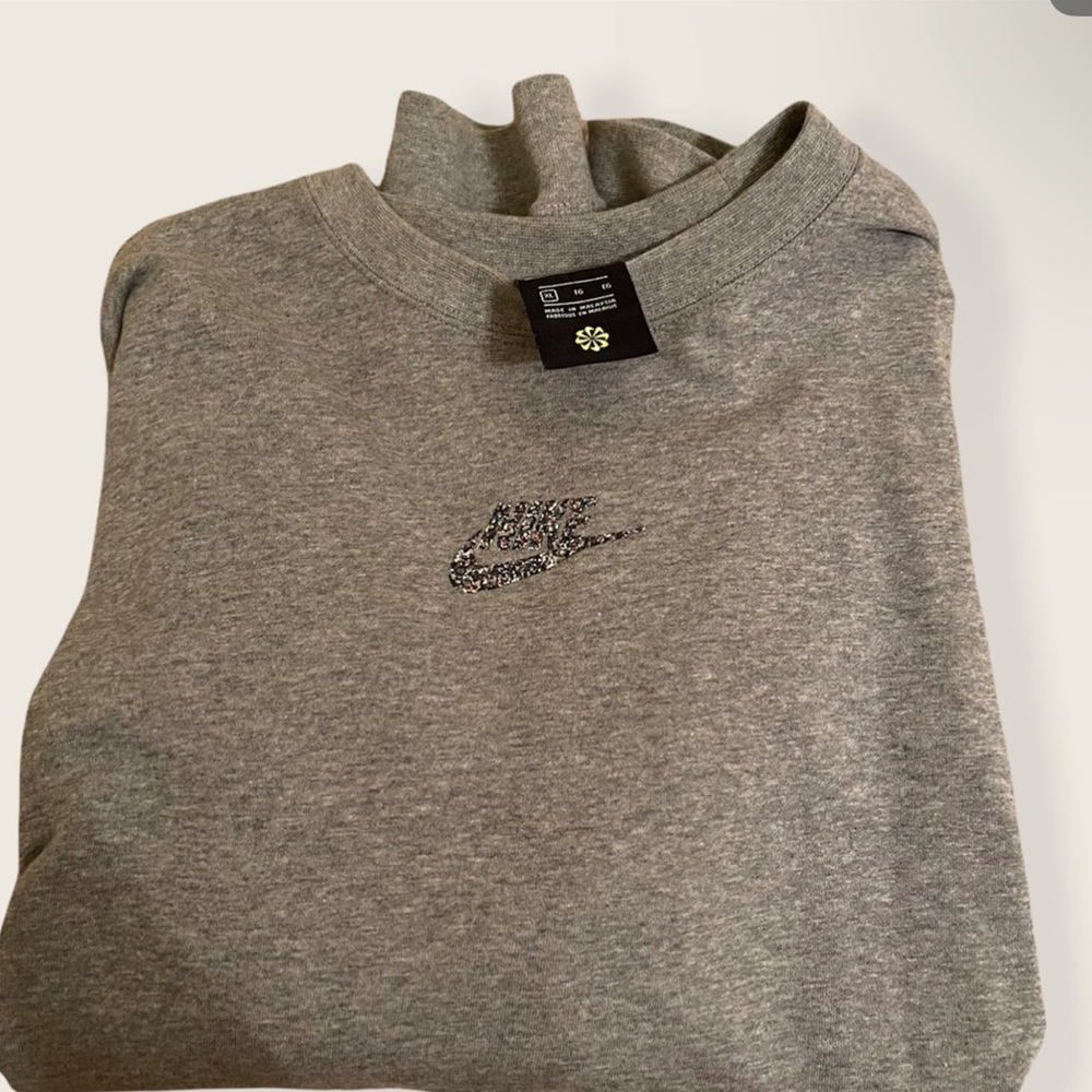 NWOT Gray Nike crewneck, slightly cropped